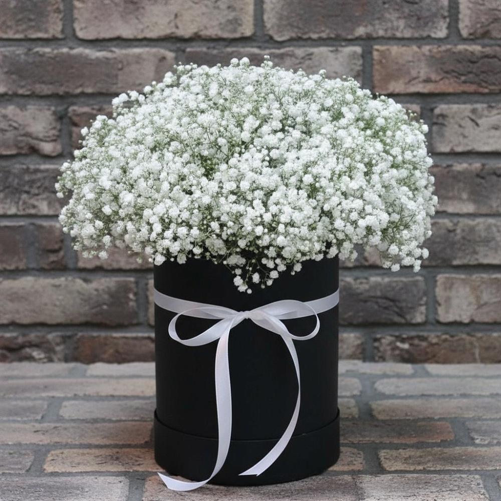 Цветочная композиция из Гипсофила в шляпной коробке в Давыдово