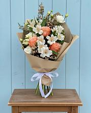 Букет цветов из:  Альстромерии, Лизиантусы, Розы и Хризантемы в Давыдово